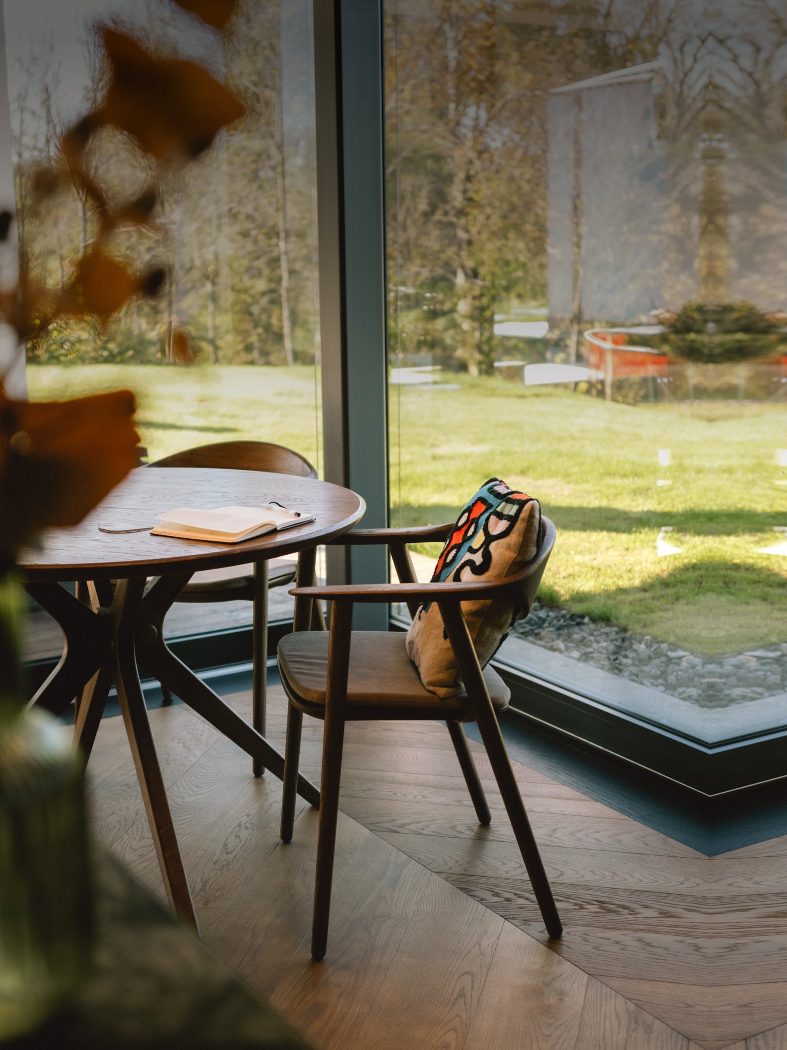 Banner  ARTISANAL

 CHAISES ET

 TABLES AVEC

 DESIGN INTEMPOREL