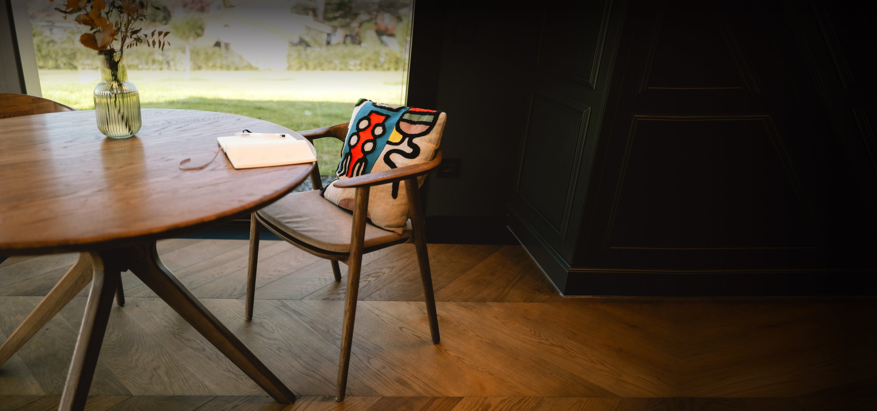 Banner  ARTISANAL

 CHAISES ET

 TABLES AVEC

 DESIGN INTEMPOREL