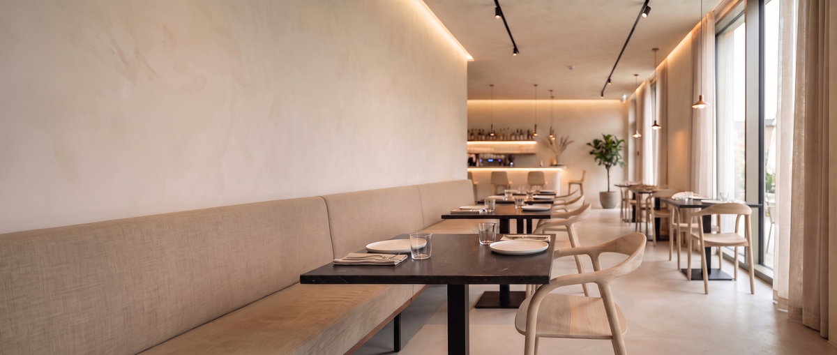 Ispra chair in Natural oak at a set table in a contemporary restaurant dining room, Ramo2